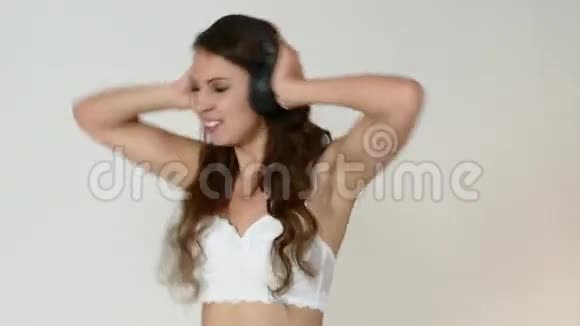 有魅力的女人戴着耳机摆姿势视频的预览图