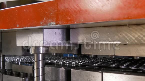 工业数控机床上金属薄板的切削孔穿孔冲压视频的预览图