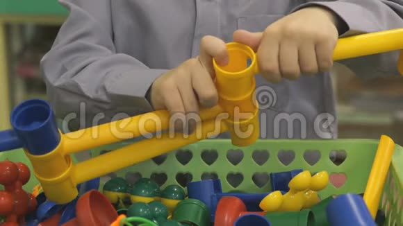 小男孩在室内玩玩具设计师视频的预览图