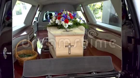 在灵车或礼拜堂或墓地埋葬的棺材视频的预览图