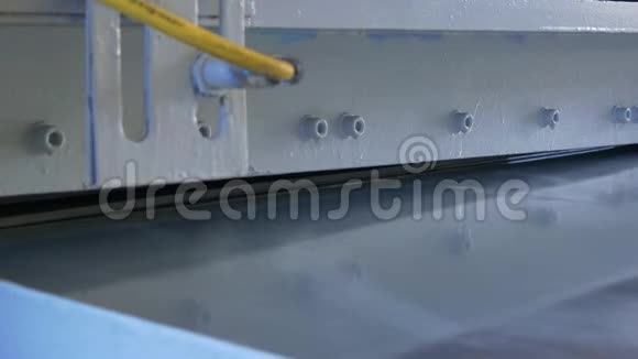 工业数控机床上金属薄板的切割孔视频的预览图