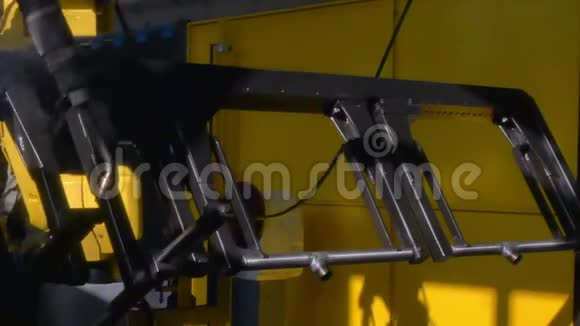 金属铁激光氩焊接在工厂工业数控机床上视频的预览图