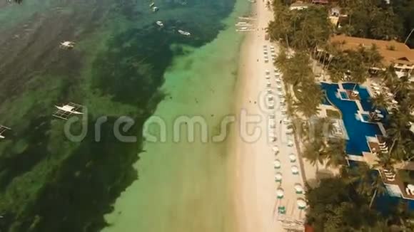鸟瞰美丽的阿洛纳海滩在热带岛屿博霍尔菲律宾视频的预览图