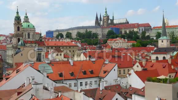 查尔斯桥和城堡景观布拉格缩小延时4k视频的预览图