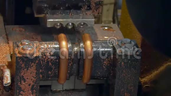 工业机器上金属铜管的弯曲和切割视频的预览图