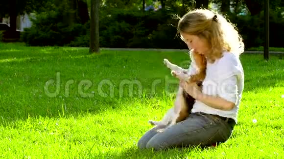 一个女人和她美丽的比格犬的肖像视频的预览图