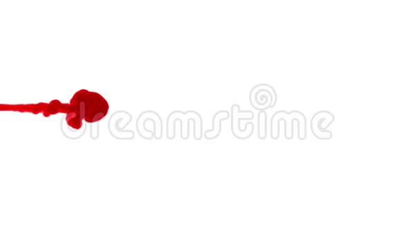 红色墨水滴在水中溶解缓慢的运动隔离在白色背景包括卢马哑光作为使用视频的预览图