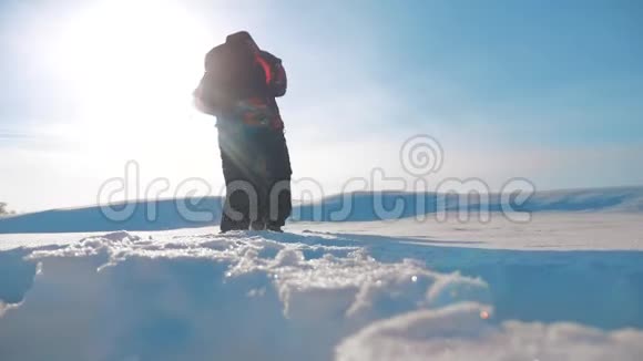 团队合作参考译文参考译文登山者攀登山顶岩石峰小组的阳光剪影雪脚冬天下雪视频的预览图