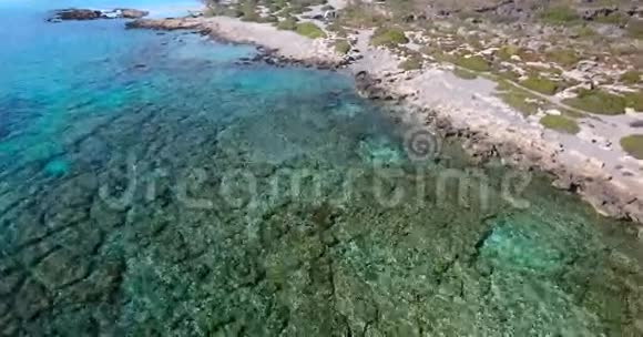 克里特岛美丽的蓝色海滩美景视频的预览图