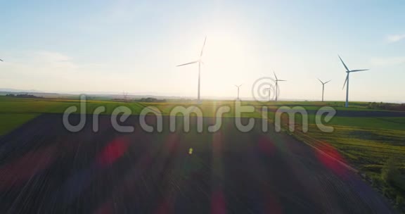 农村有农田和风力涡轮机视频的预览图