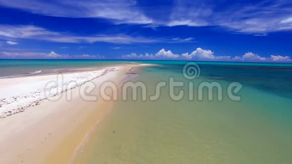 在巴西巴伊亚的科鲁堡阳光明媚的一天在巴西海滩海岸上鸟瞰绿海2017年2月视频的预览图