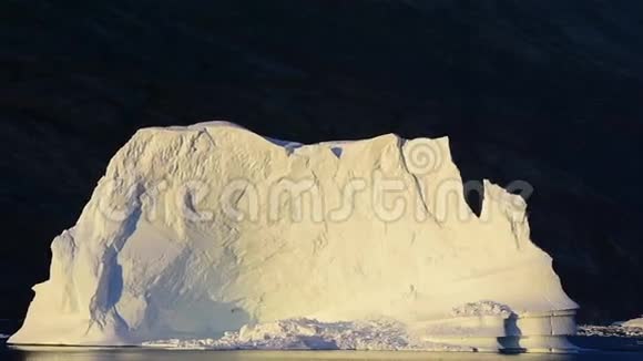 南极洲的冰山视频的预览图