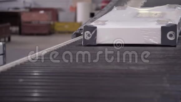 现代工厂供暖散热器的现代机器人生产视频的预览图