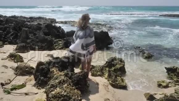海洋女孩观慢动作4k视频的预览图