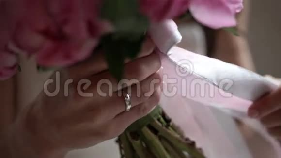 手里拿着新娘花束视频的预览图