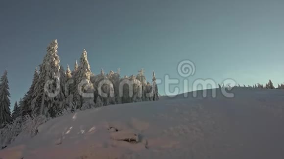 阳光照耀下美丽的冬山景观视频的预览图