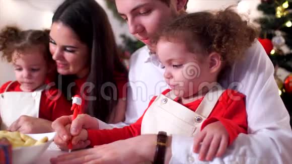 圣诞快乐的家庭视频的预览图