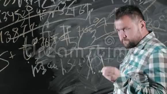 一位杰出的成熟数学家带来了一块大板完成了一篇复杂的数学公式方程视频的预览图