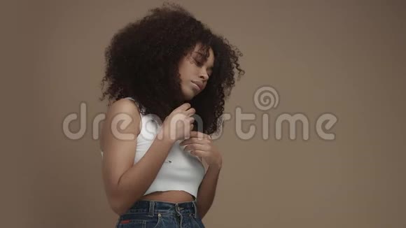 混合种族黑人女性肖像有大非洲头发卷发视频的预览图