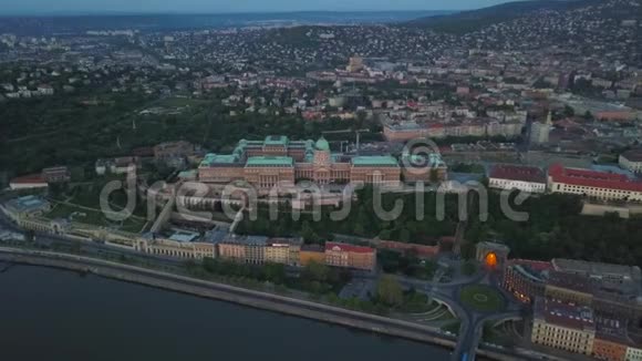 匈牙利布达佩斯布达城堡皇家宫殿鸟瞰图视频的预览图