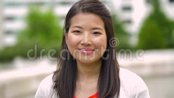 快乐微笑的亚洲妇女户外肖像视频的预览图
