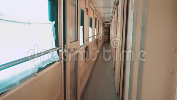 铁路车厢内的内部马车概念火车旅行从窗户看到美丽的景色视频的预览图