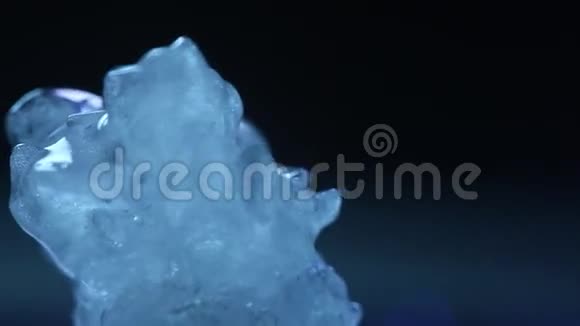 冰晶背景关闭视频的预览图