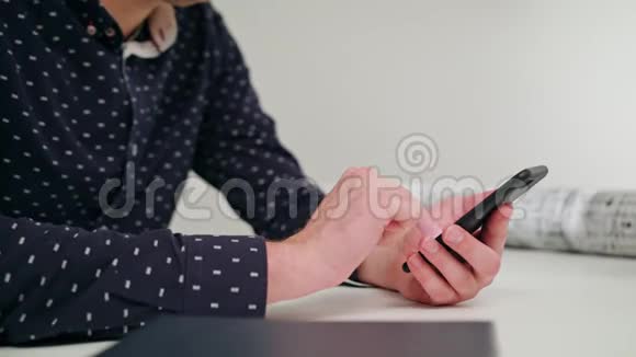 一个年轻人在室内使用智能手机视频的预览图