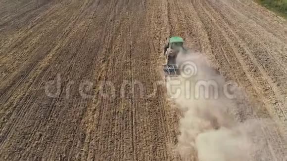 农田上有圆盘耙的拖拉机视频的预览图