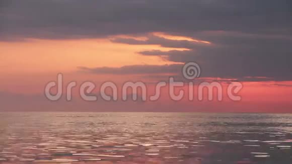 日落后的黄昏海视频的预览图