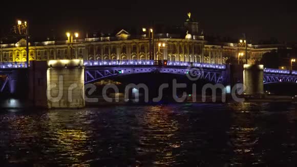 夜晚在河上照明的桥梁视频的预览图