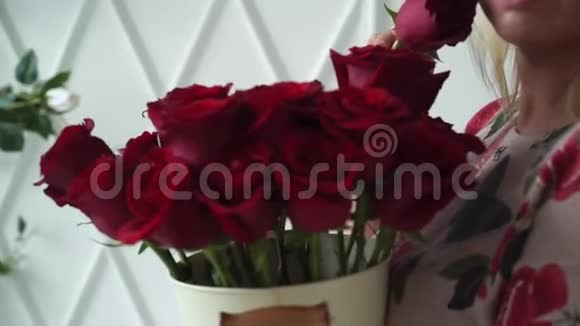 带着红玫瑰的年轻女子视频的预览图