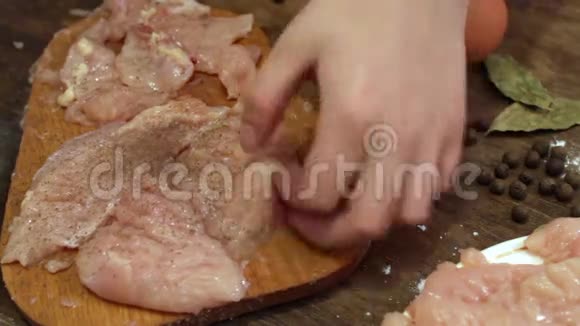 女人的手用铁锤打鸡肉片视频的预览图