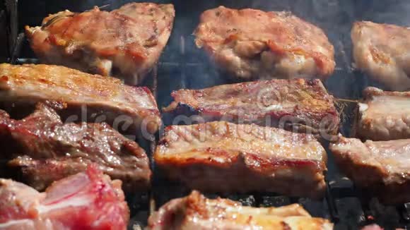烧烤汁肉在烧烤炉上用煤煮视频的预览图