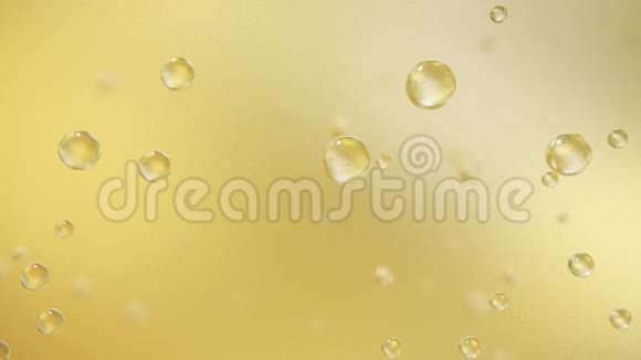 黄色的气泡粘在水杯上视频的预览图