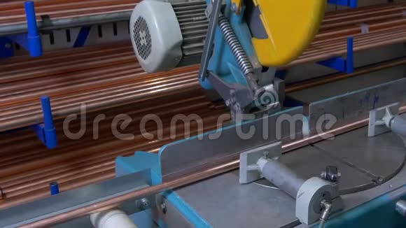 在工业数控机床上切割金属铜管视频的预览图
