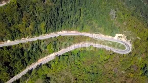 蛇形山路的鸟瞰图克罗地亚视频的预览图