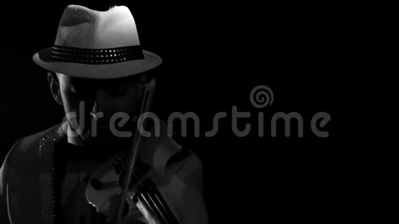 音乐家在黑色背景下演奏小提琴视频的预览图