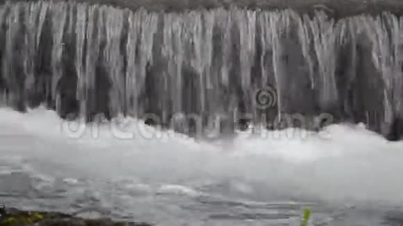 夏日的白河洪流越过混凝土屏障视频的预览图