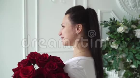 带着红玫瑰的年轻女子视频的预览图