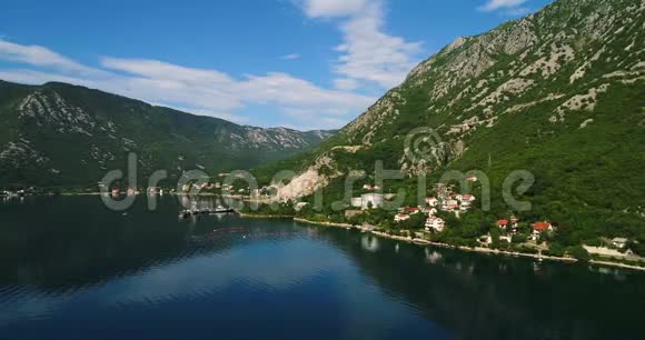 Kotor湾和沿岸村庄的鸟瞰图视频的预览图