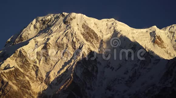 尼泊尔安纳普尔纳地区喜马拉雅山南峰和山口视频的预览图