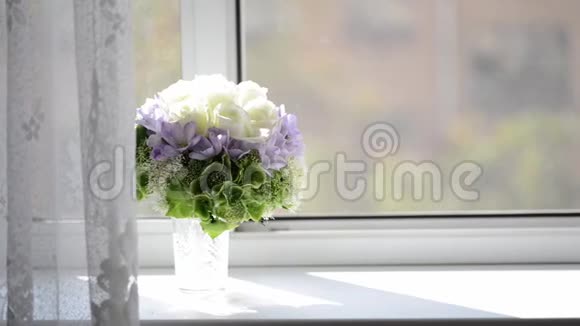 有白色和紫色花的气味视频的预览图