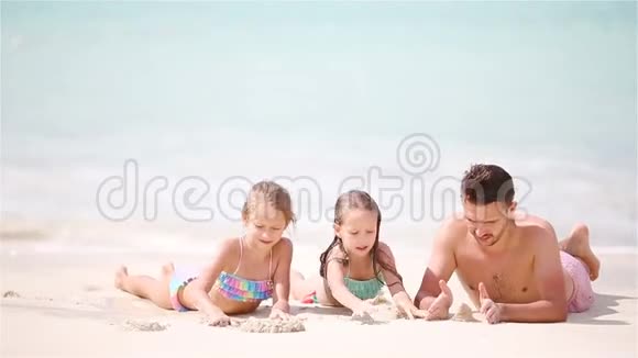 父亲和孩子在海滩上享受夏日热带假期视频的预览图