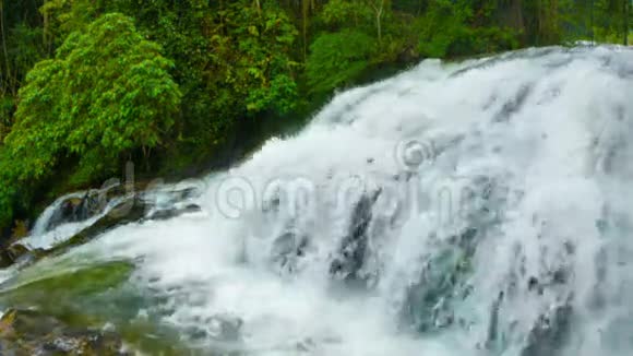 泰国丛林中的瀑布视频的预览图