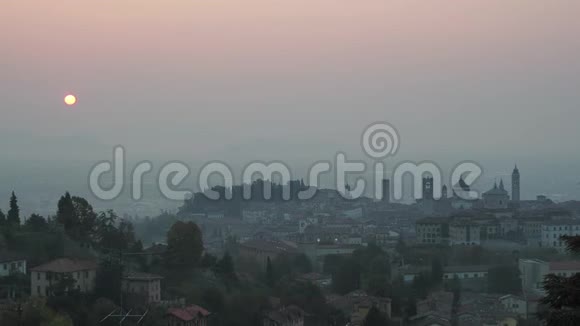 贝加莫意大利秋季从圣维吉里奥山出发的老城区的晨景视频的预览图