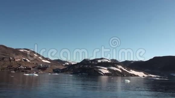 北冰洋格陵兰山脉中的小城市视频的预览图