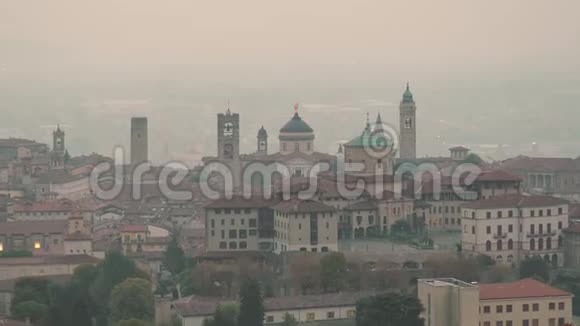 贝加莫意大利秋季从圣维吉里奥山出发的老城区的晨景视频的预览图