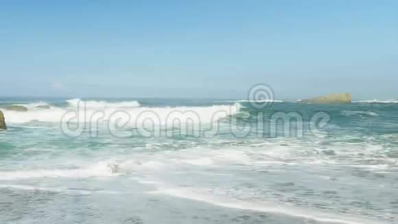 蓝色大西洋海浪在狂野的岩石海滩视频的预览图