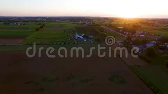 在日落时分从阿米什农村地区进行空中操练视频的预览图